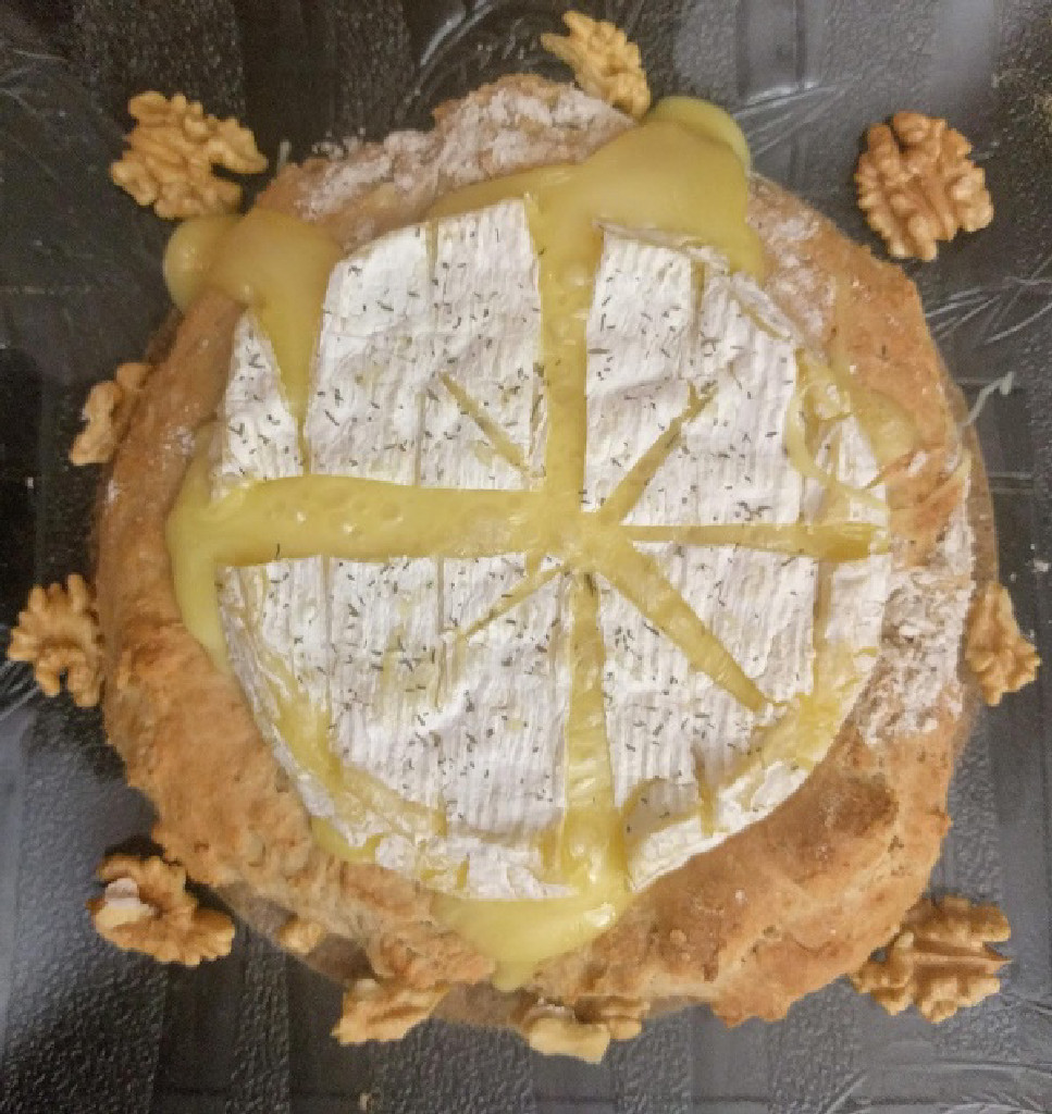 Camembert au four sur son lit de pain